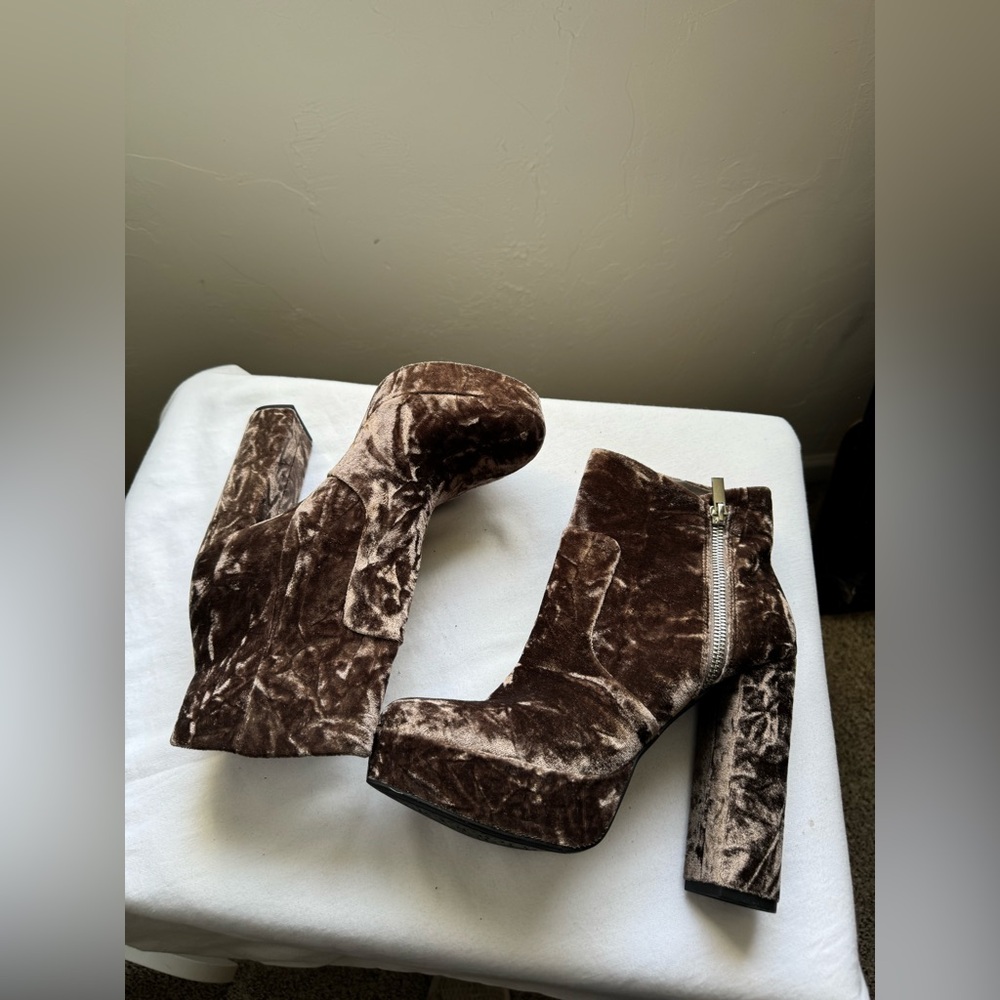 Gianni Bini Velvet Brown Plataform Boots, Size 7